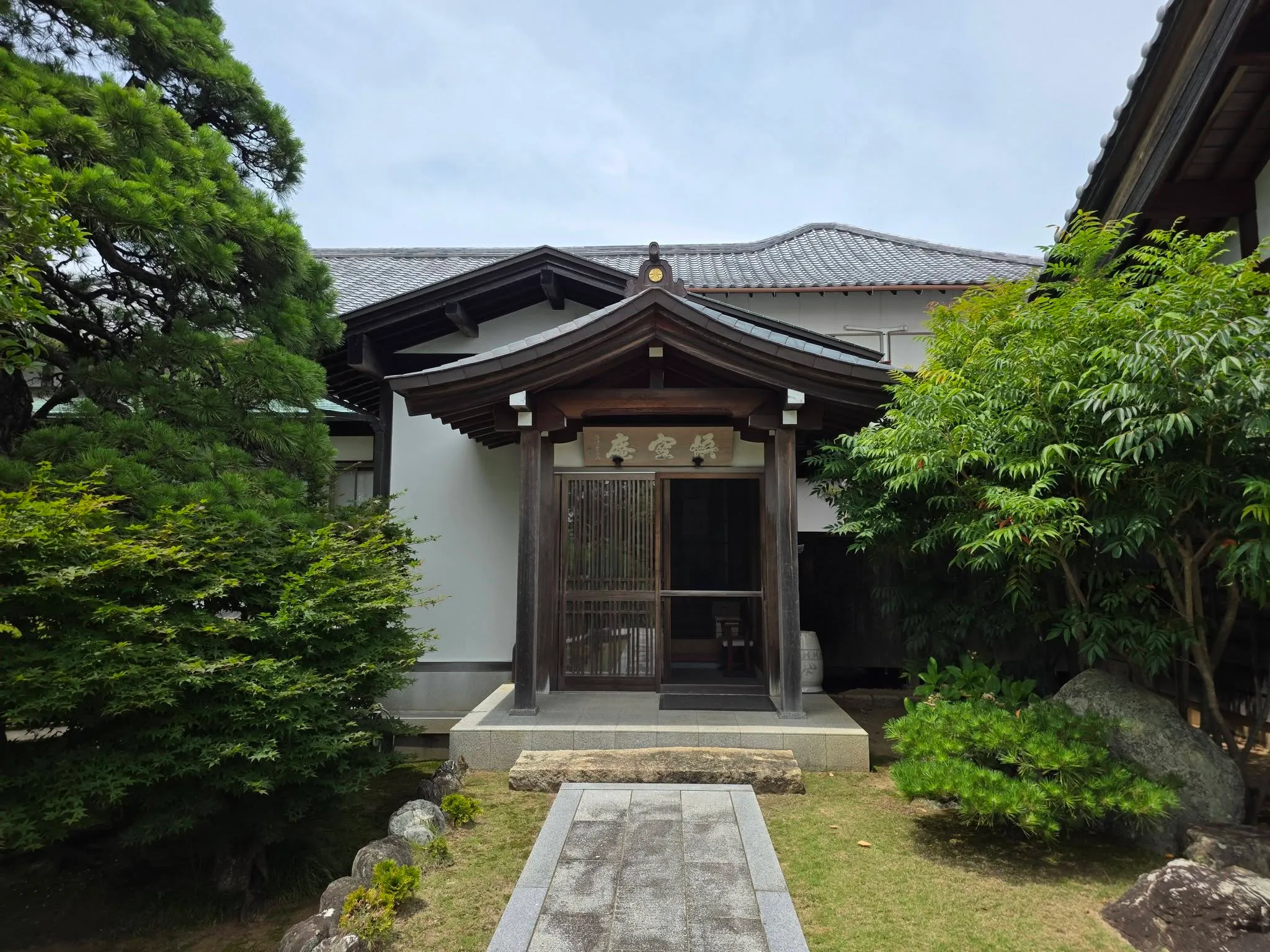 見性寺境内の礼拝施設入口
