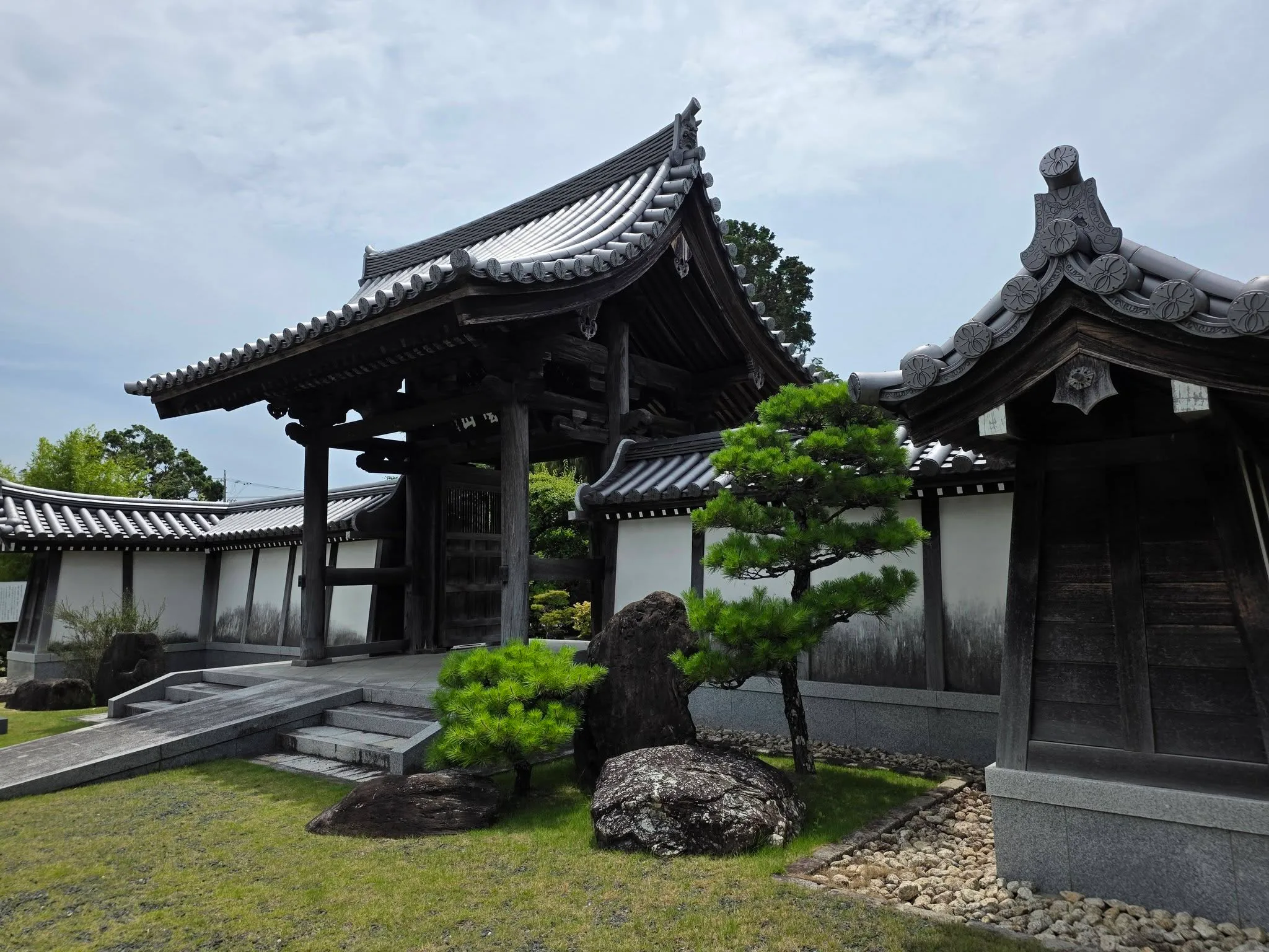 見性寺山門内から見た境内