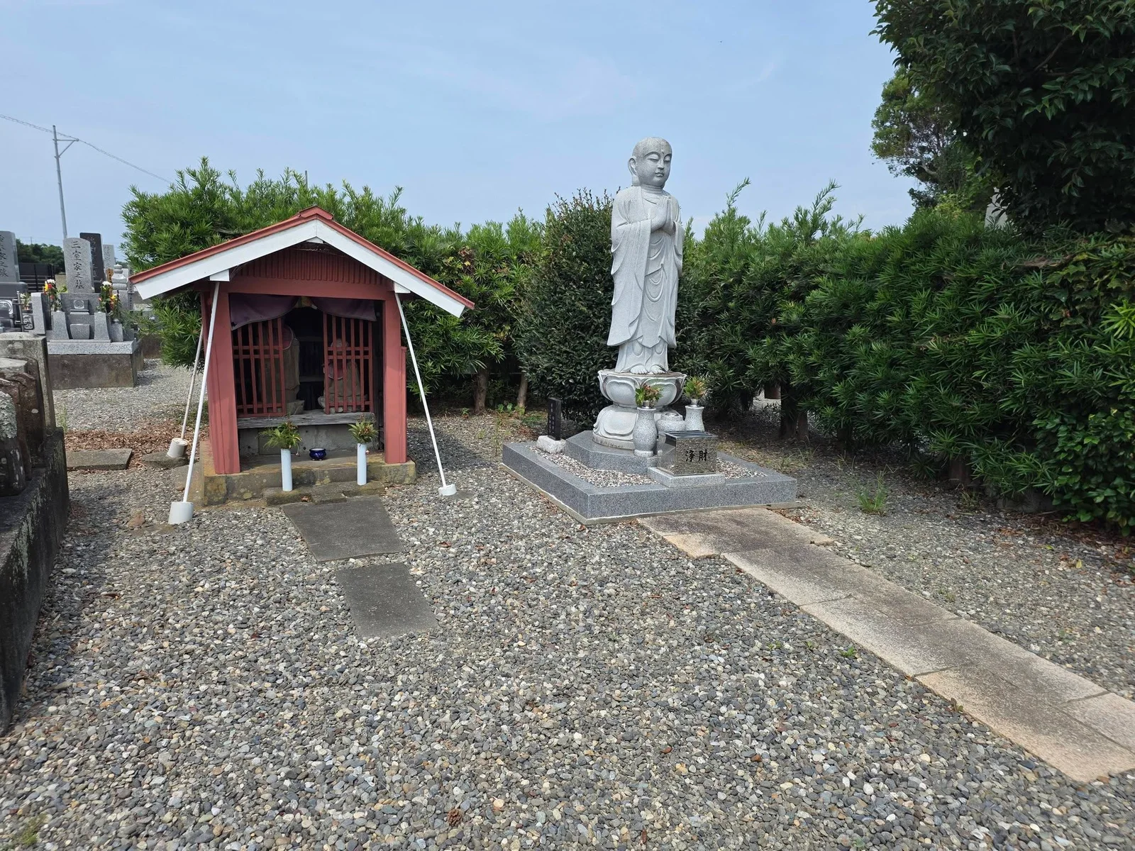 金藏寺境内の地蔵像と小堂