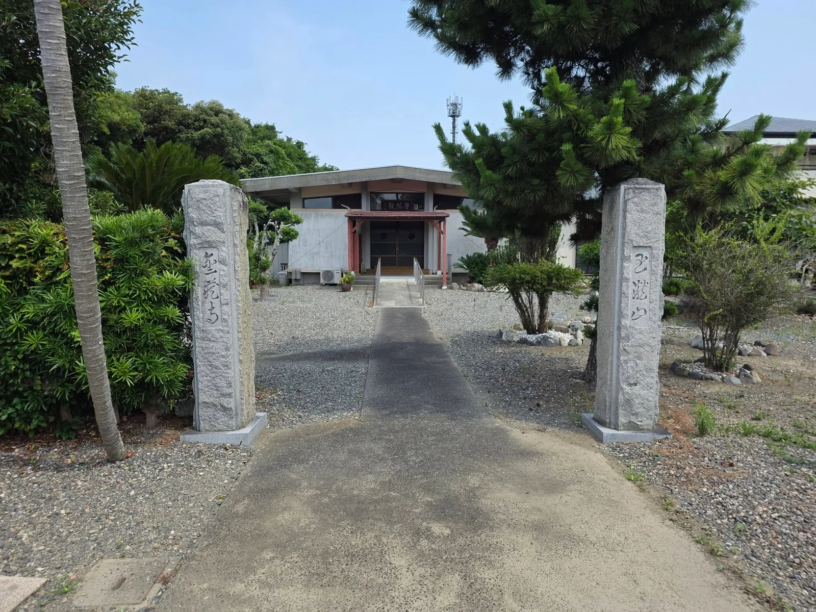金藏寺の入口と本堂
