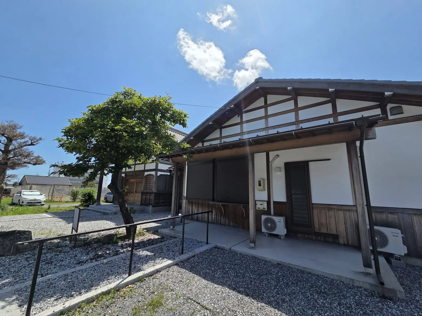 国分寺境内の建物と前庭