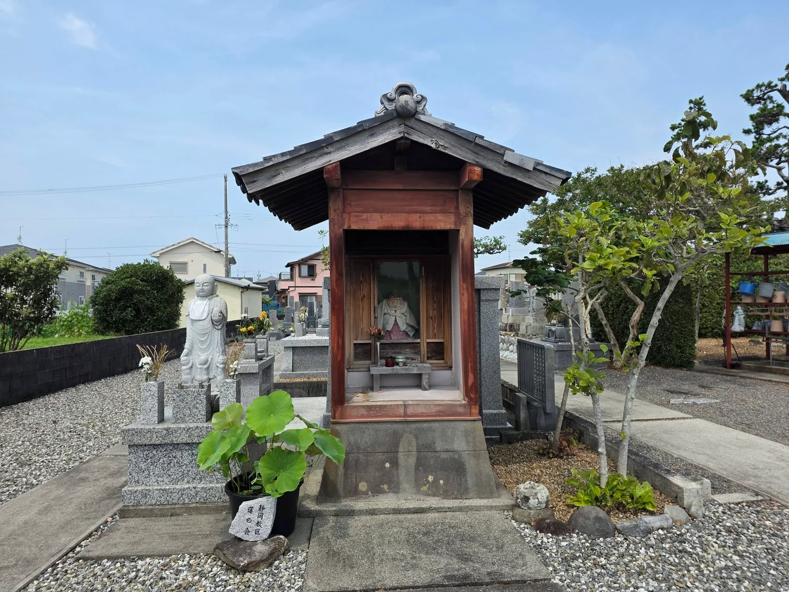國清寺墓地前の小堂と石造地蔵