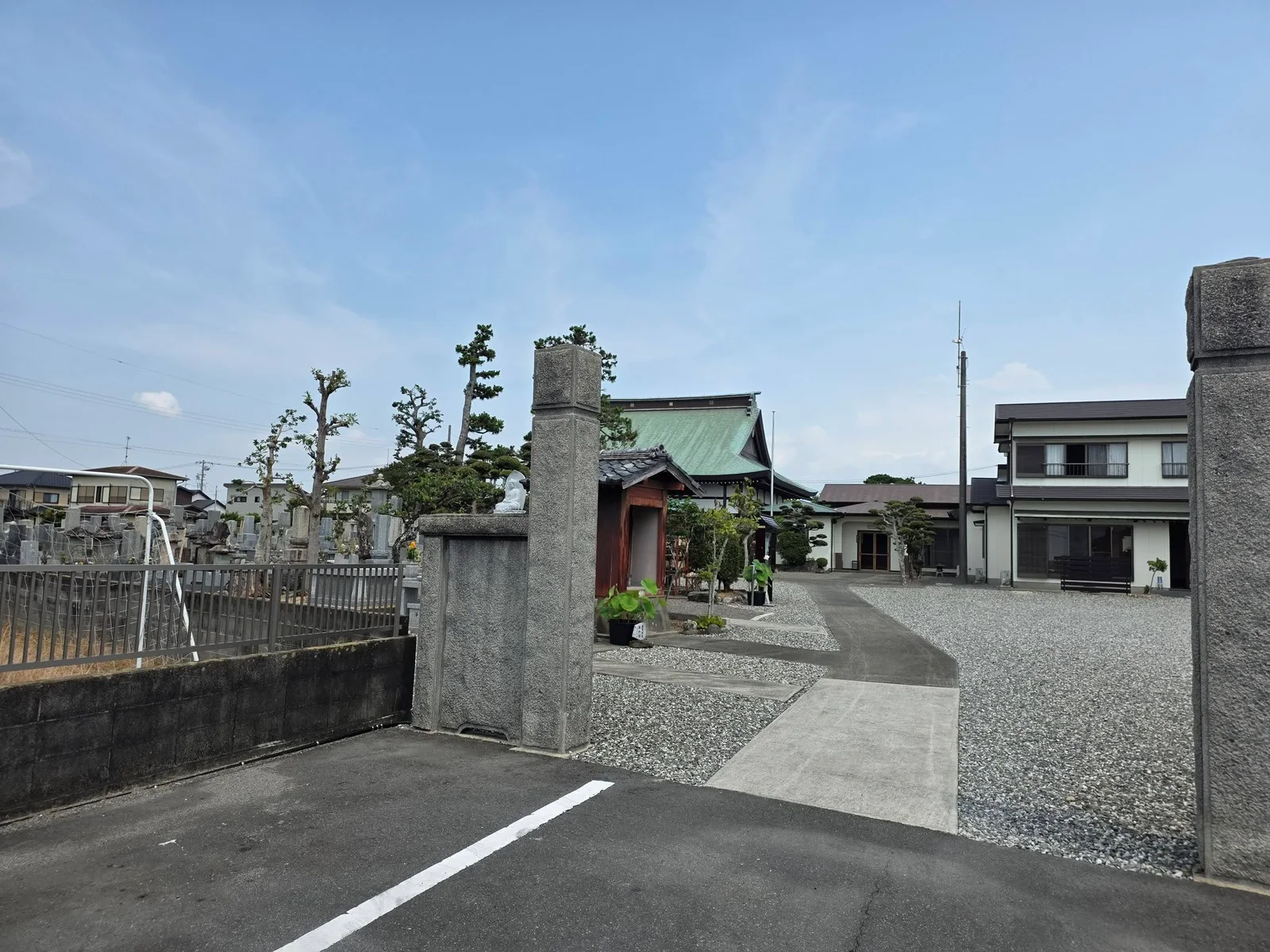 國清寺入口から見た境内と墓地