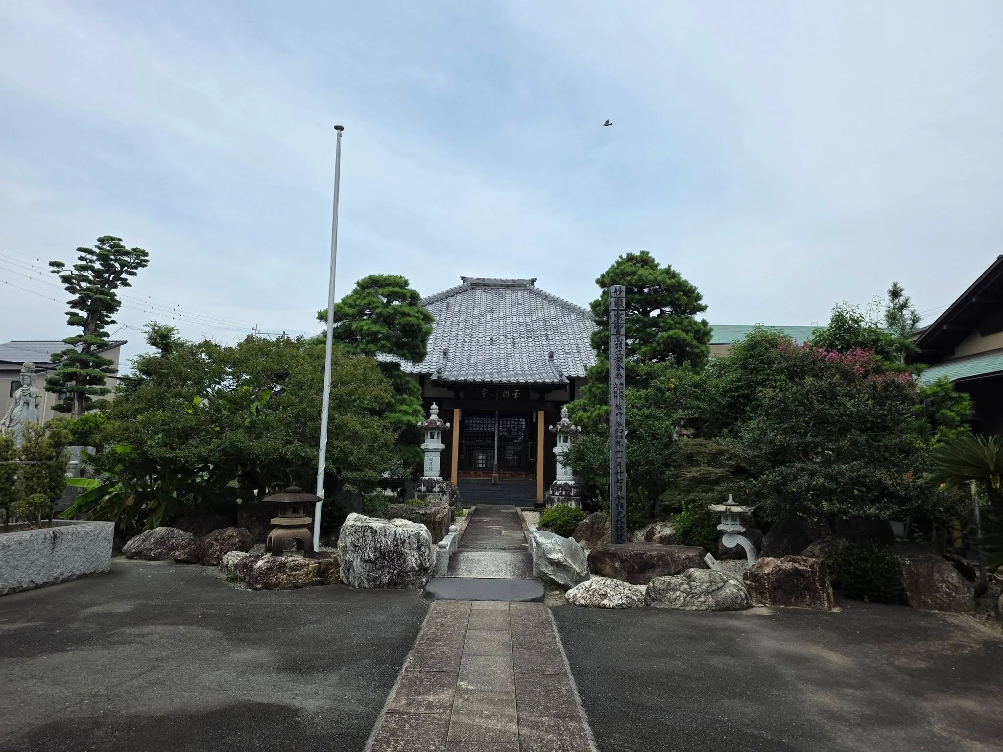 参道から見た金剛寺本堂と境内