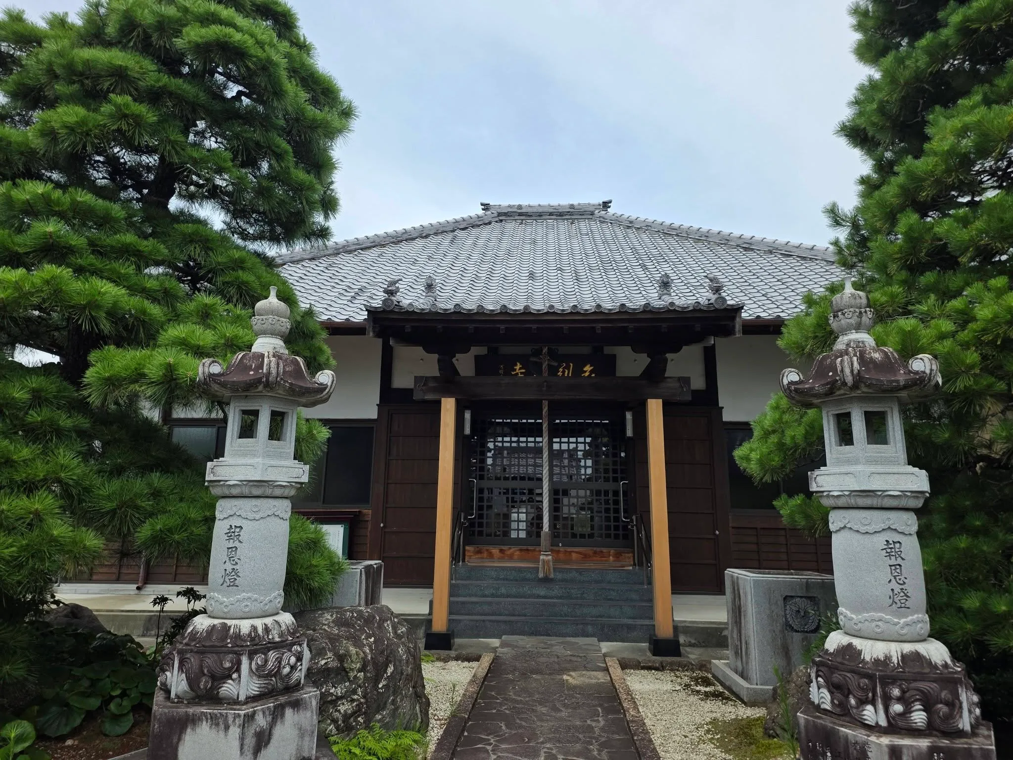 金剛寺本堂正面と報恩燈