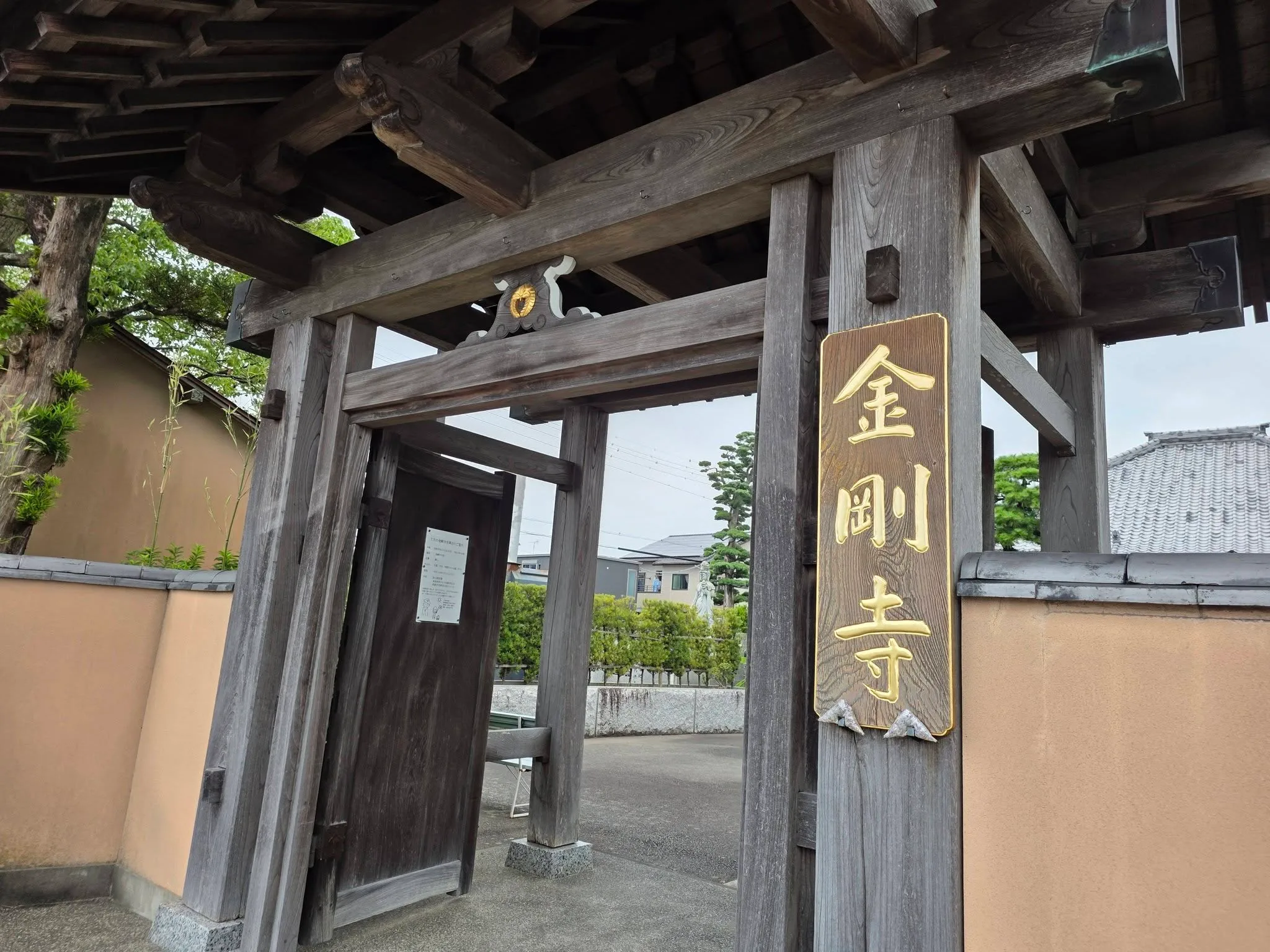 金剛寺山門の寺号扁額と半鐘