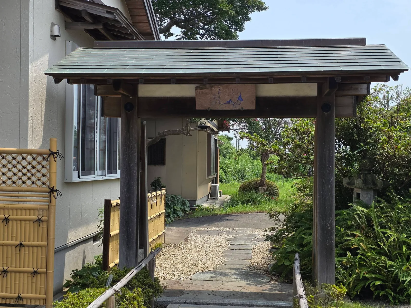 香集寺境内の内門と参道