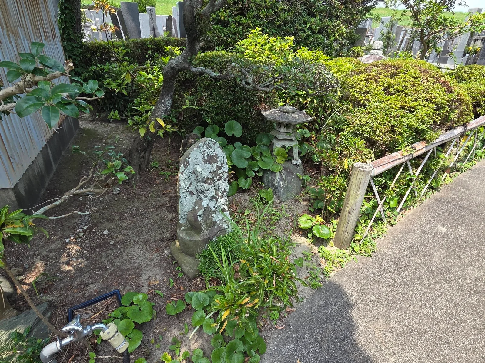 香集寺境内の石仏と石灯籠