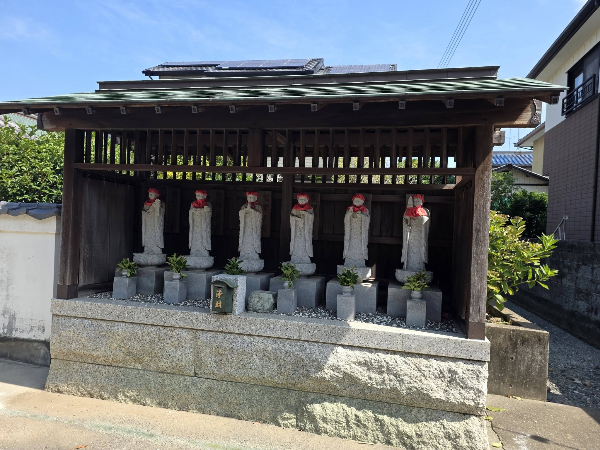 興徳寺入口の六地蔵