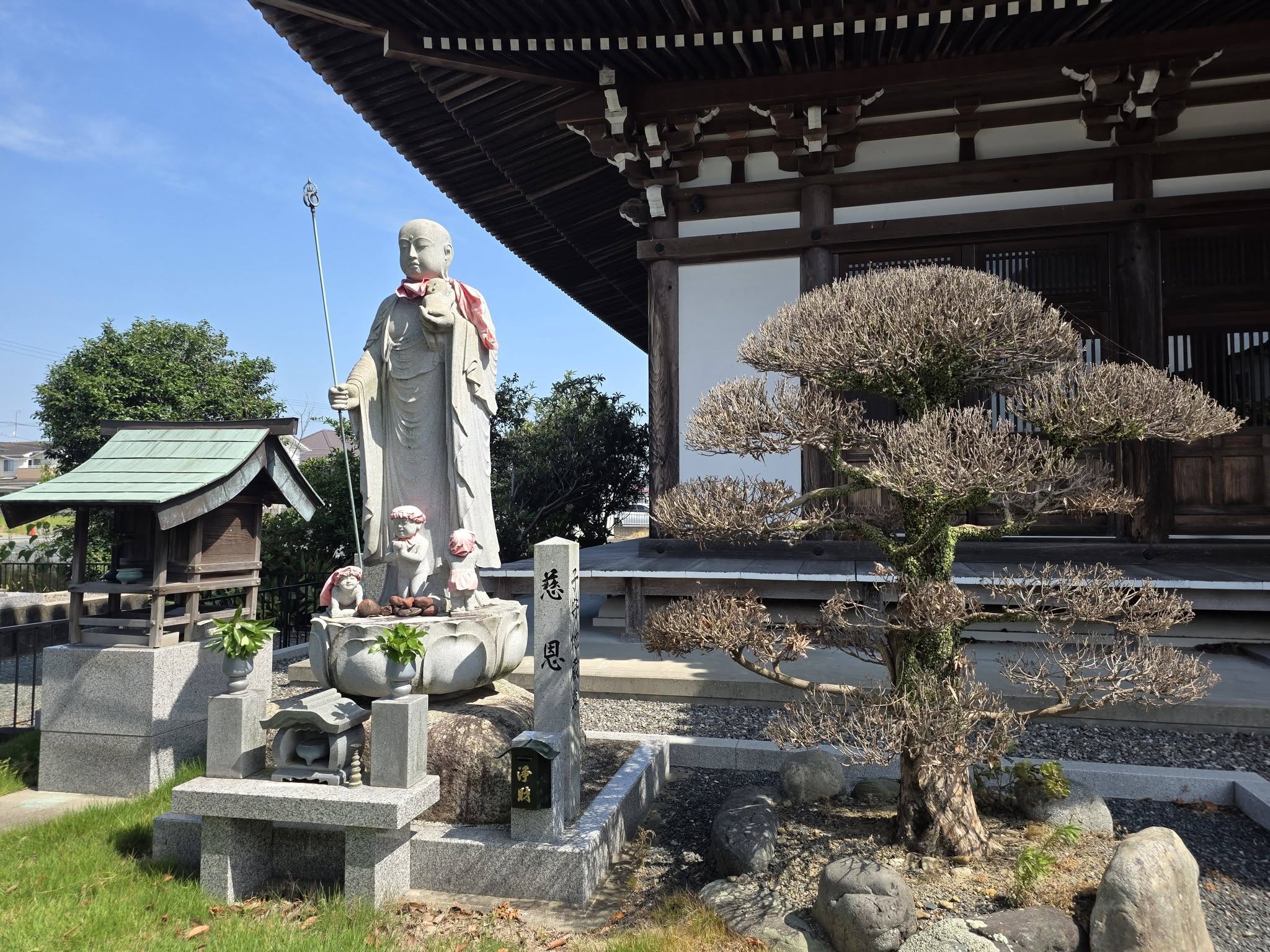 興徳寺境内の子ども像を伴う地蔵菩薩像