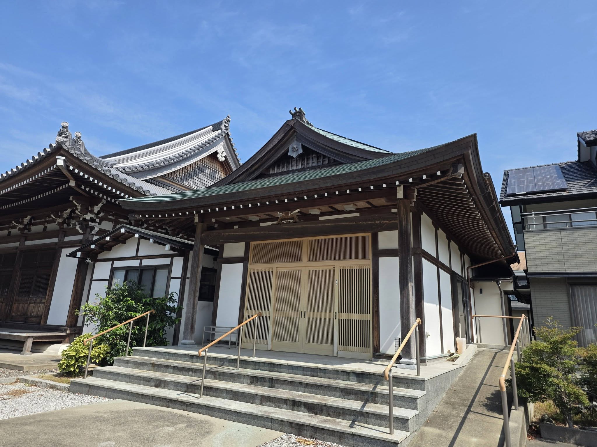 興徳寺本堂に接続する新しい堂宇