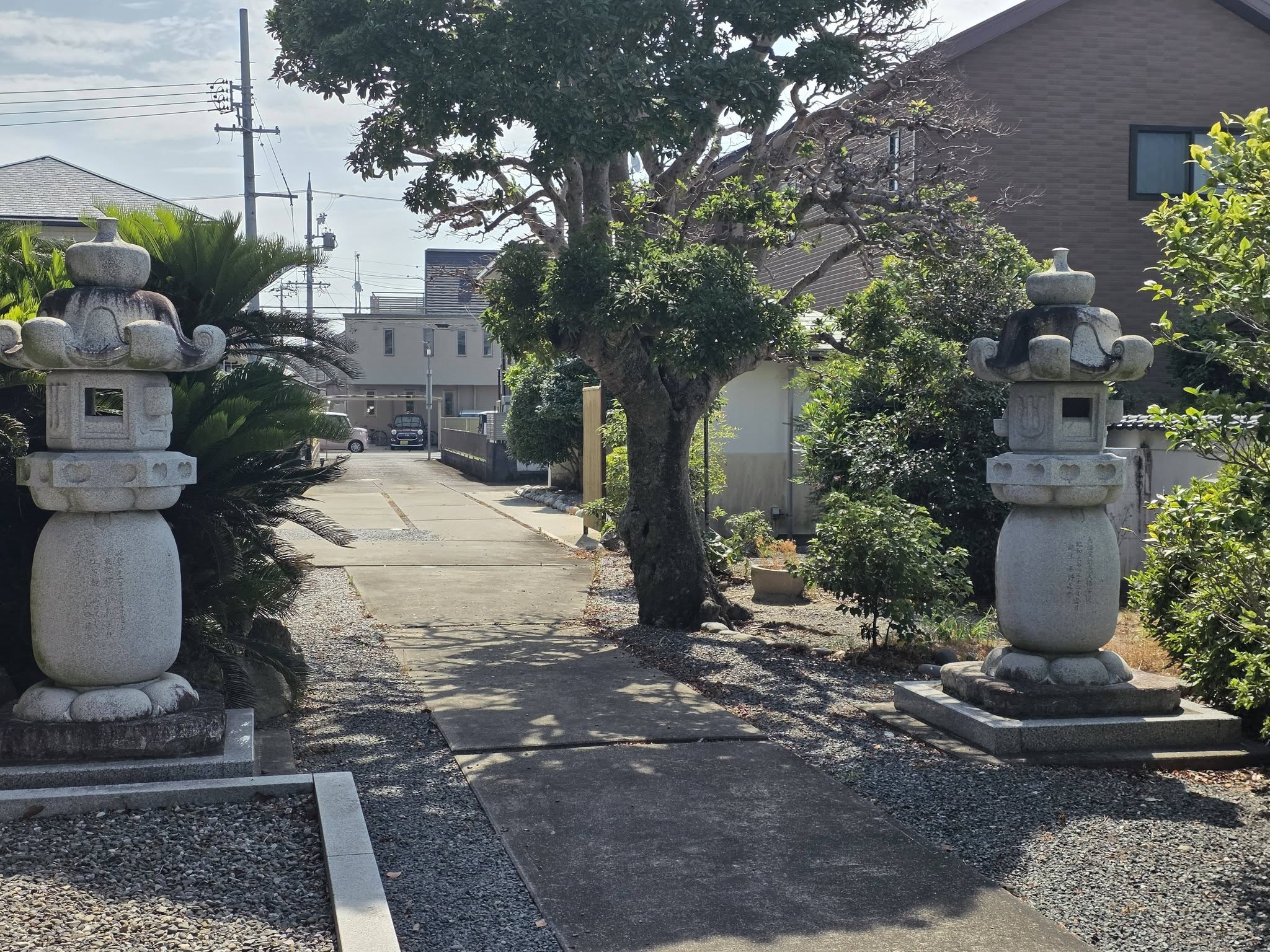 興徳寺境内の参道と石灯籠