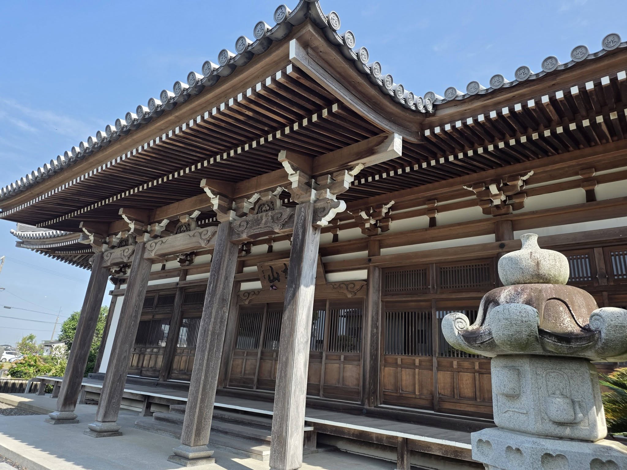 石灯籠越しに見た興徳寺本堂