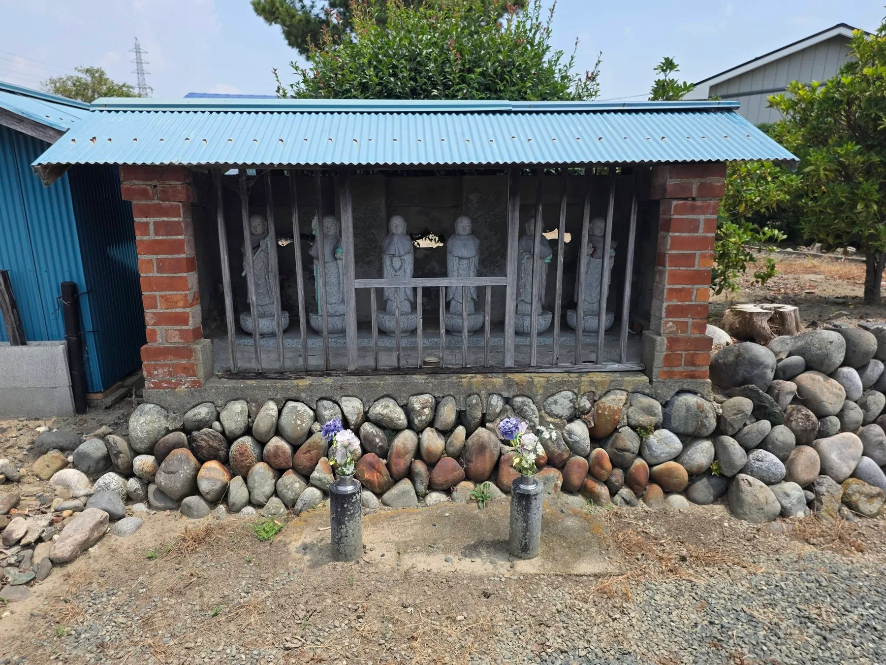 萬然寺境内の覆屋に安置された石造地蔵群