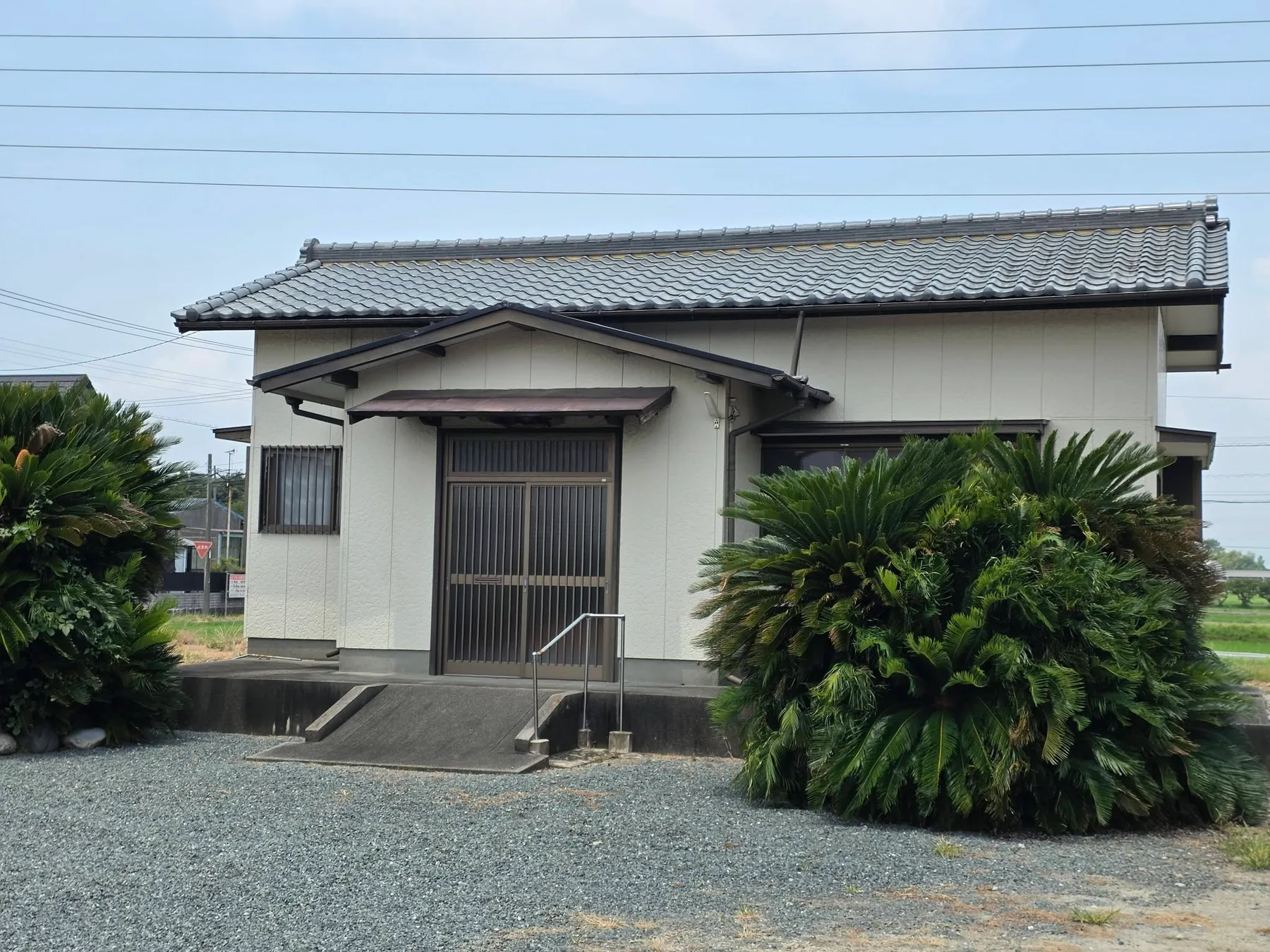 草崎の萬然寺本堂外観