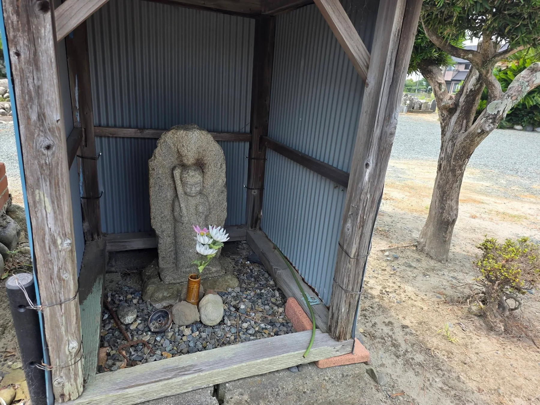 萬然寺境内の覆屋に安置された石造菩薩像