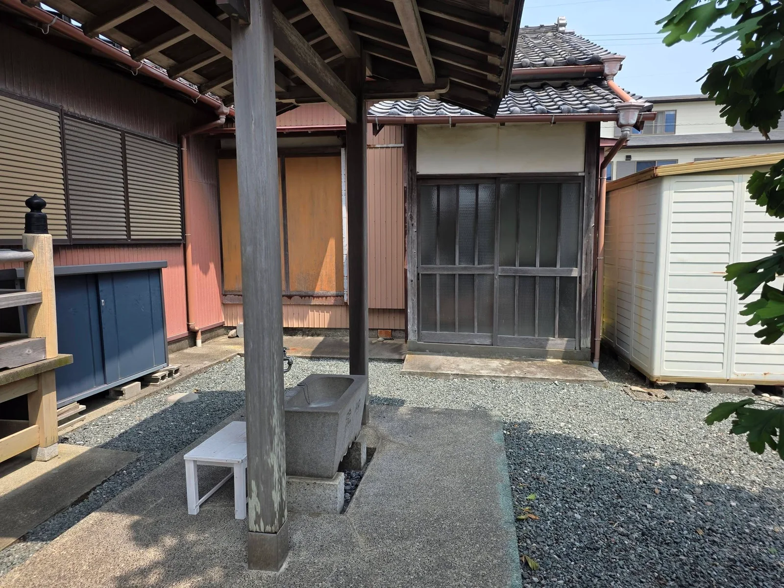 萬福寺境内の手水鉢と付属建物