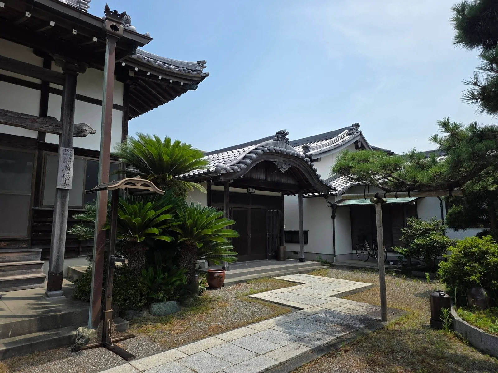 満福寺本堂と庫裏を結ぶ境内正面
