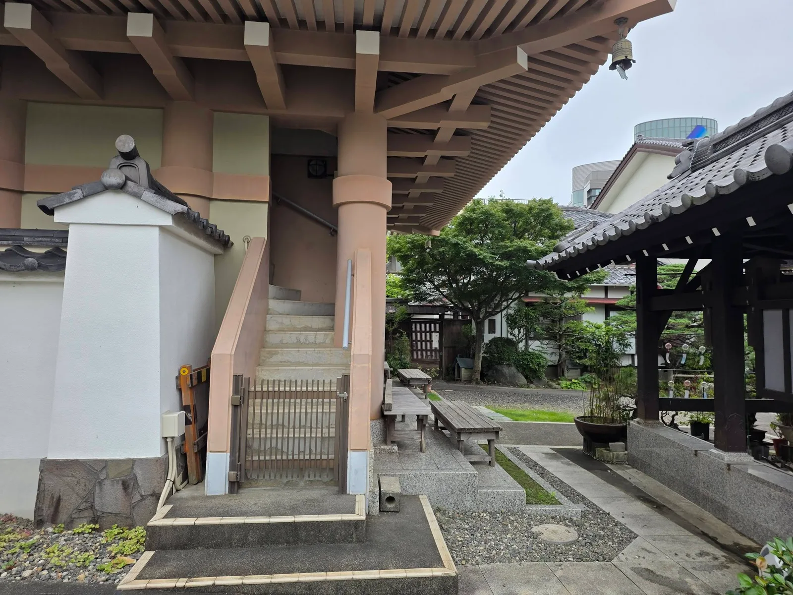 満徳寺山門脇から見た境内