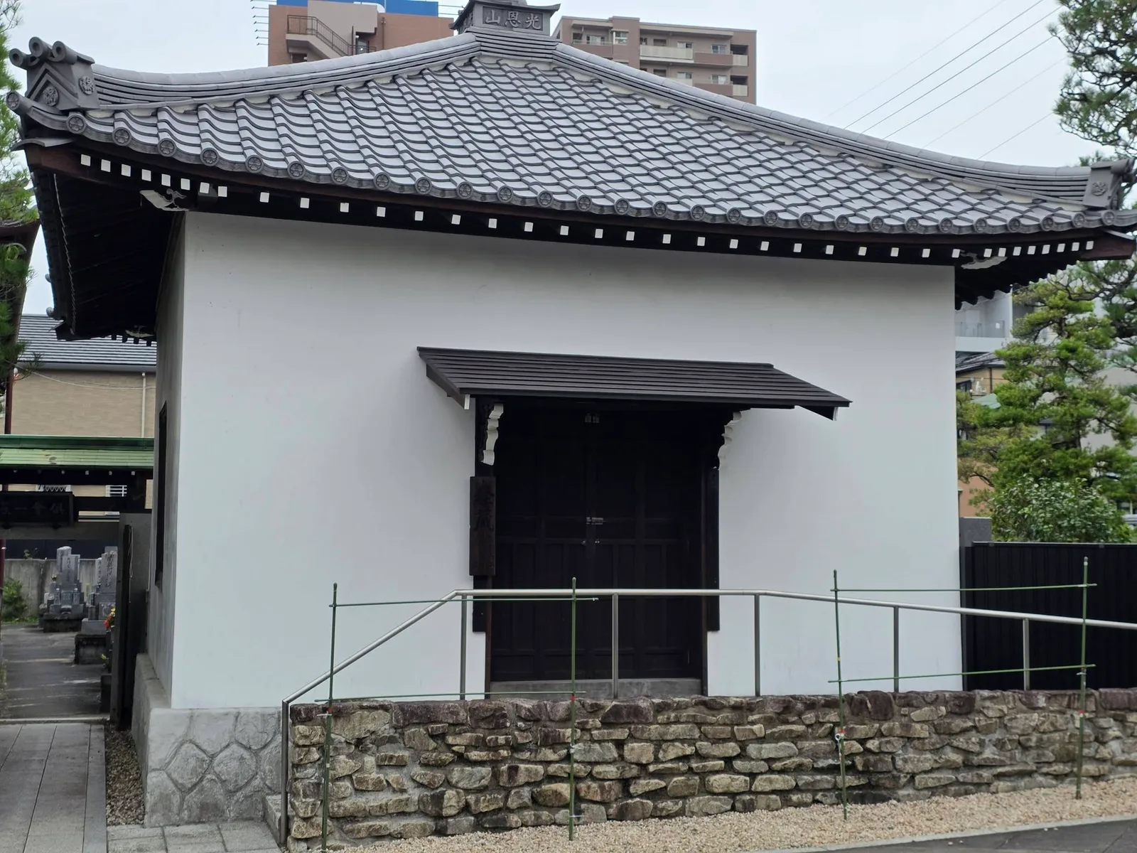 満徳寺境内の白壁と瓦屋根の堂宇