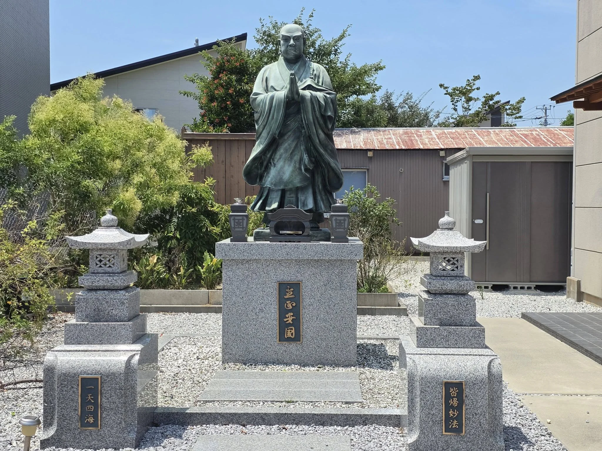 妙福寺境内の日蓮聖人像