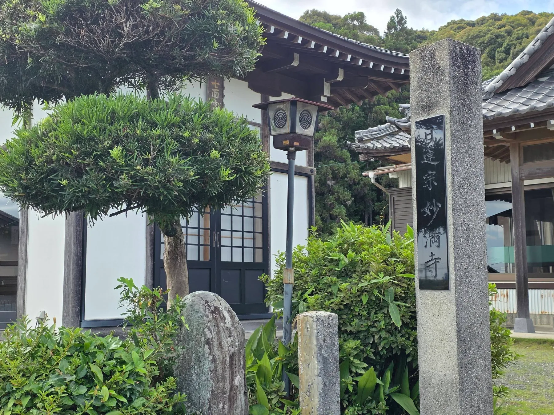 日蓮宗妙満寺の寺号標と七面堂