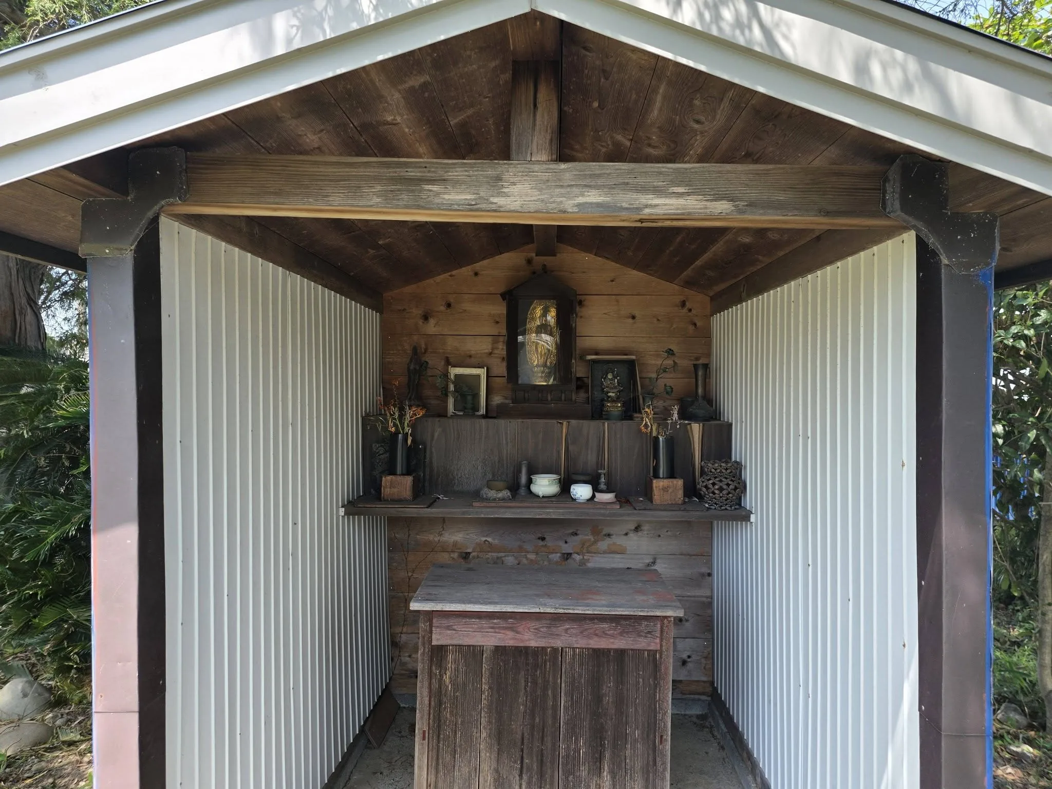 小祠内部に祀られた仏像と位牌