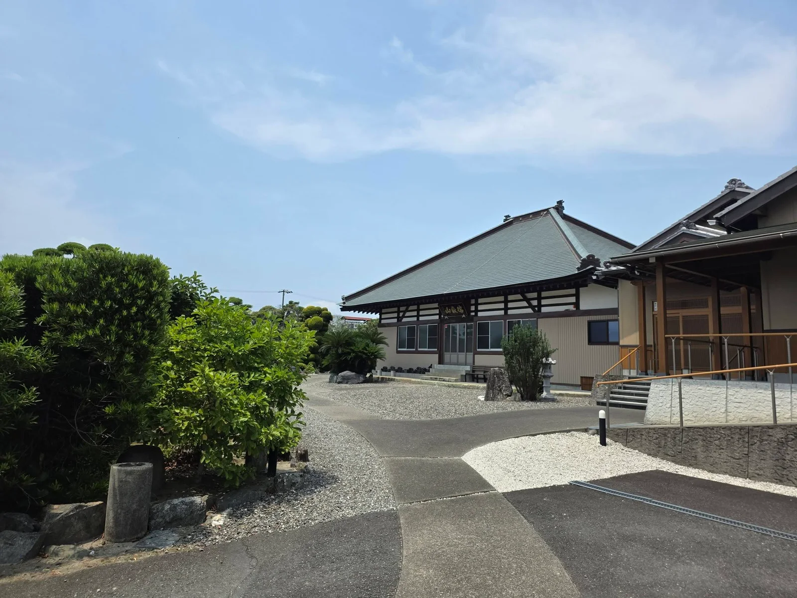 蓮覚寺本堂と境内