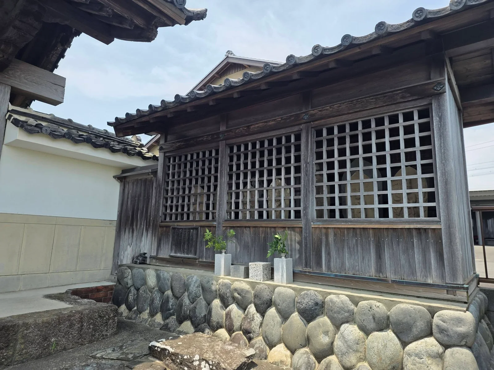 蓮覚寺境内の石仏堂