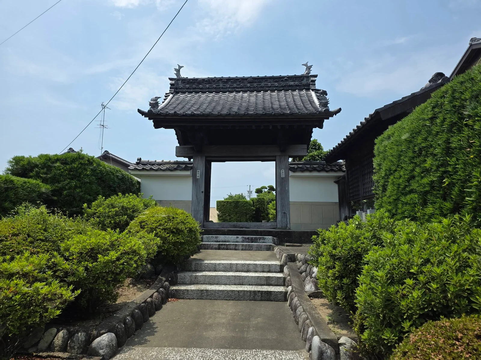 1842年建造とされる蓮覚寺山門