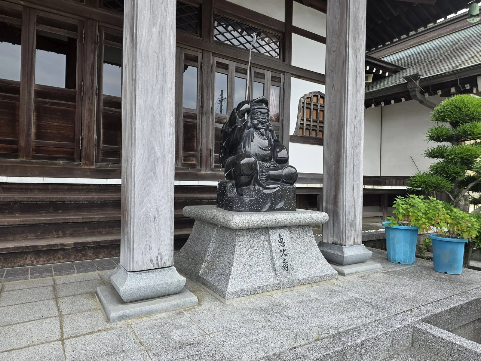 連城寺本堂前の恵比寿像