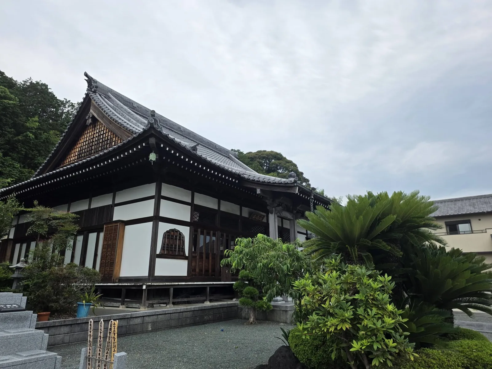 連城寺本堂の側面外観