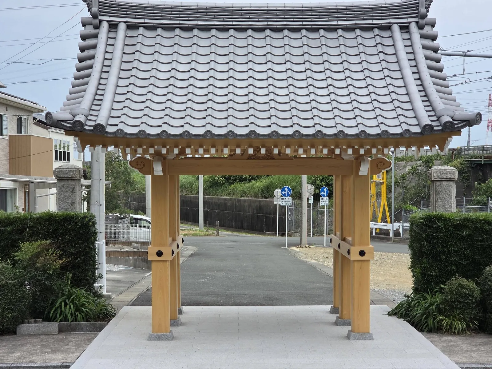 連城寺境内側から見た四脚門
