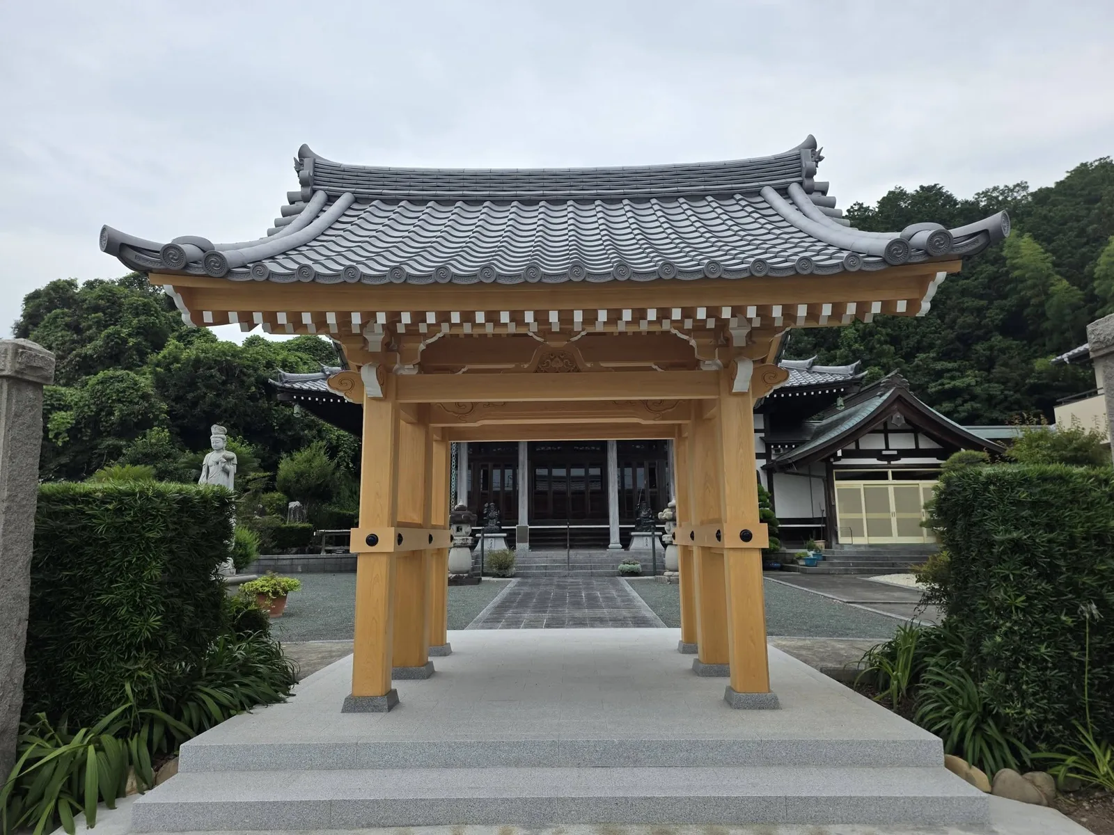 連城寺四脚門から本堂を望む