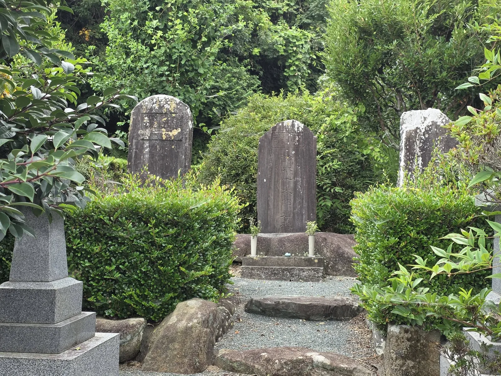 連城寺境内奥の石碑群