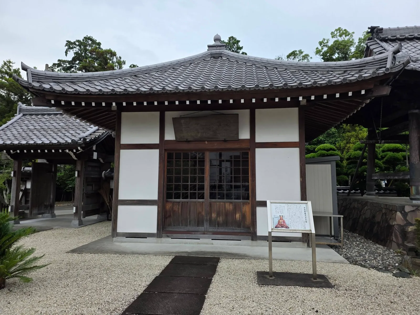 連福寺境内の堂宇