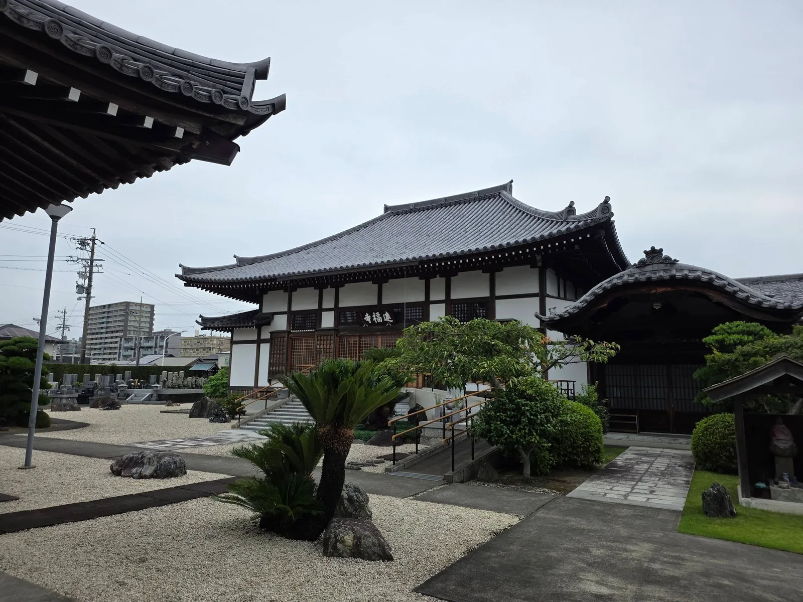 連福寺境内と本堂