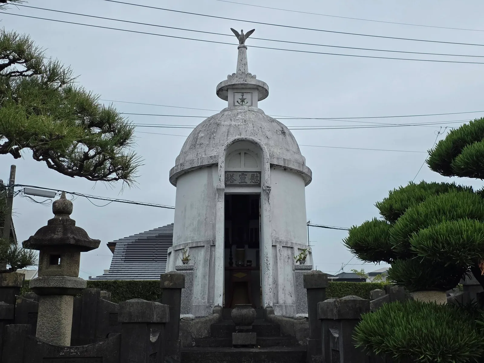 連福寺境内の慰霊塔