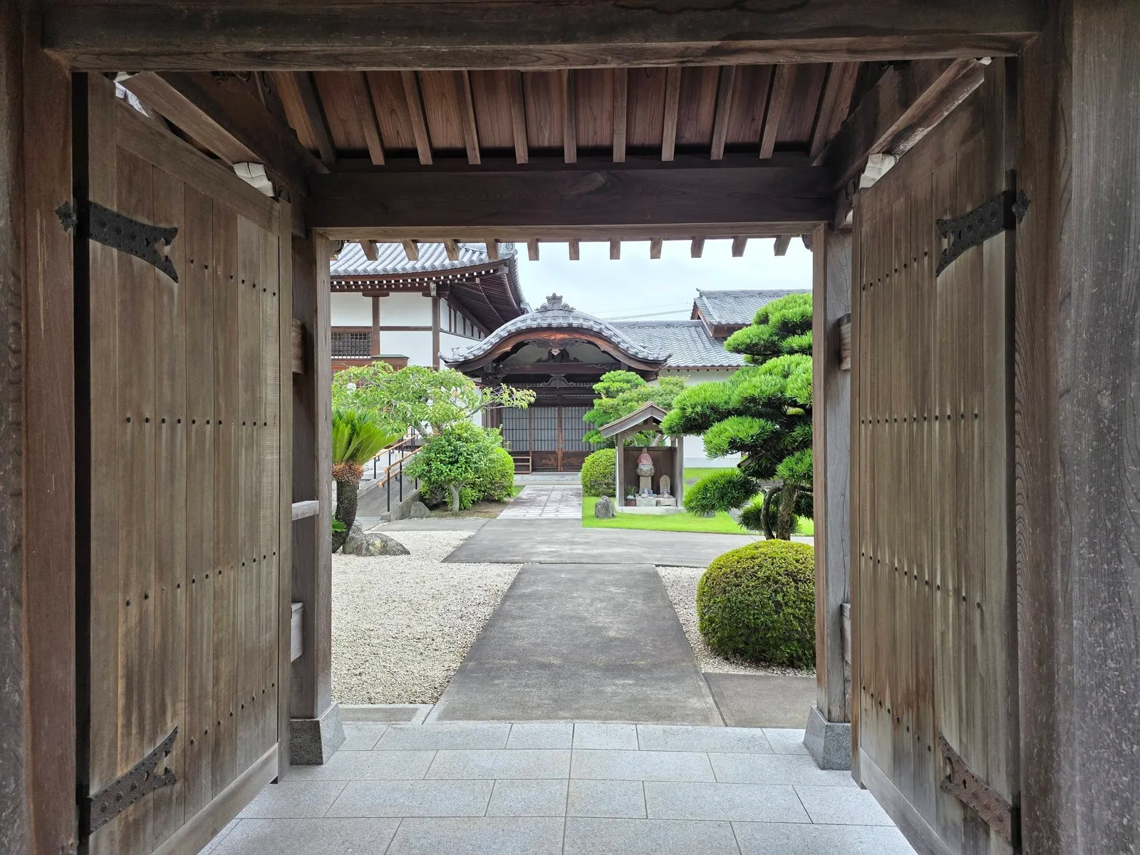 磐田市二之宮の連福寺山門
