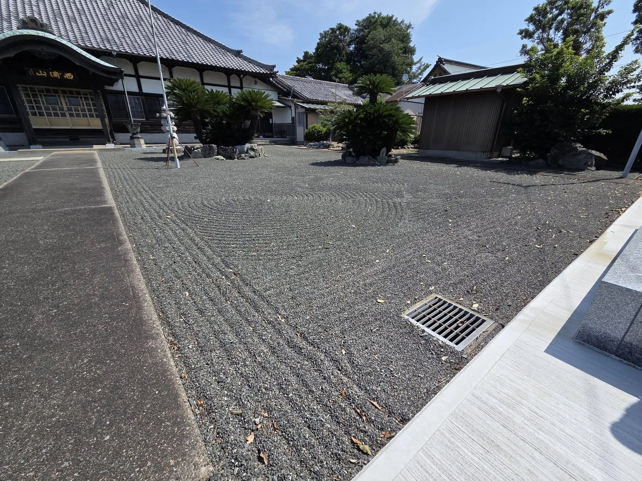 林宝院の砂利敷き境内