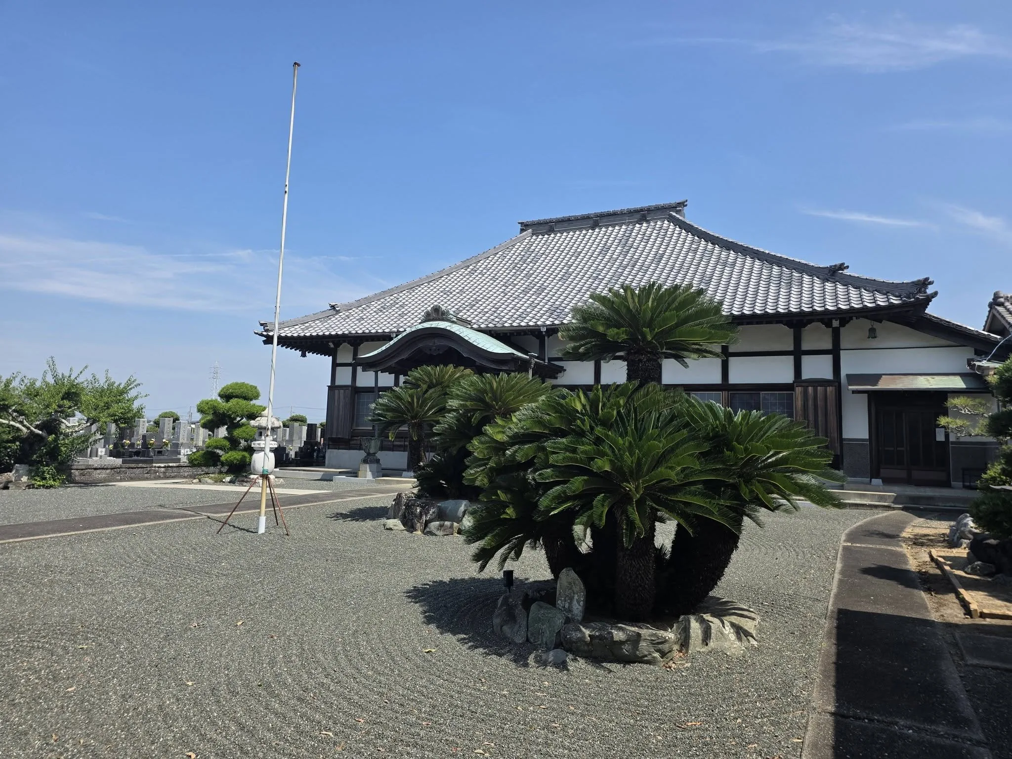 林宝院本堂側面と境内