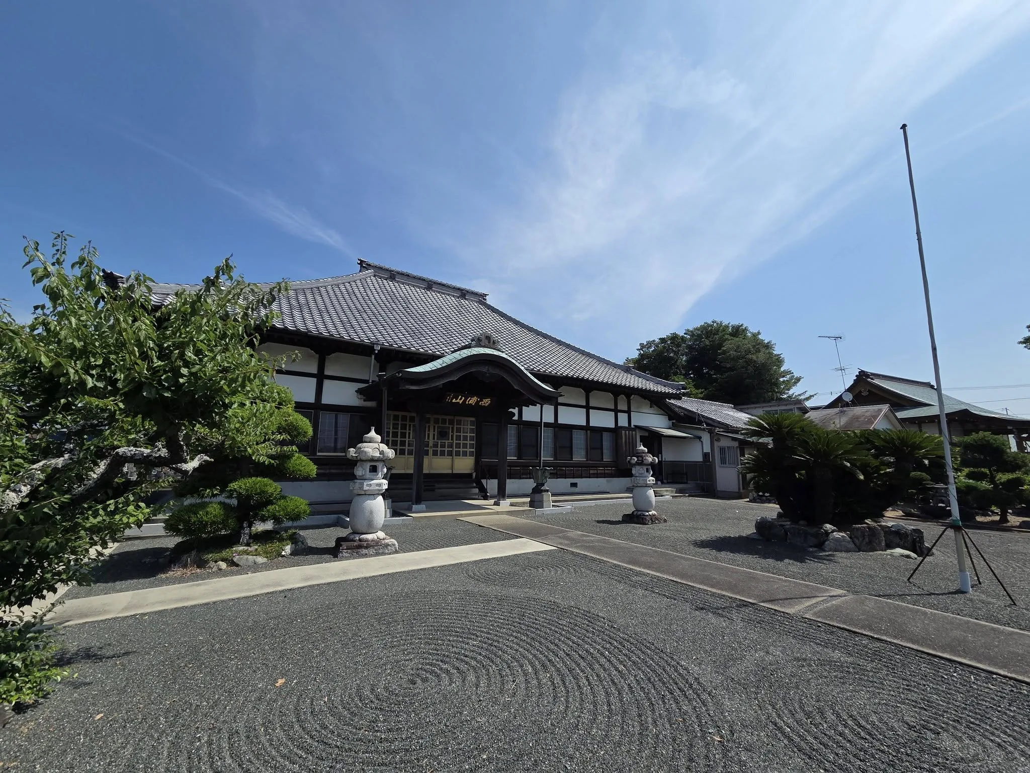 林宝院本堂と境内
