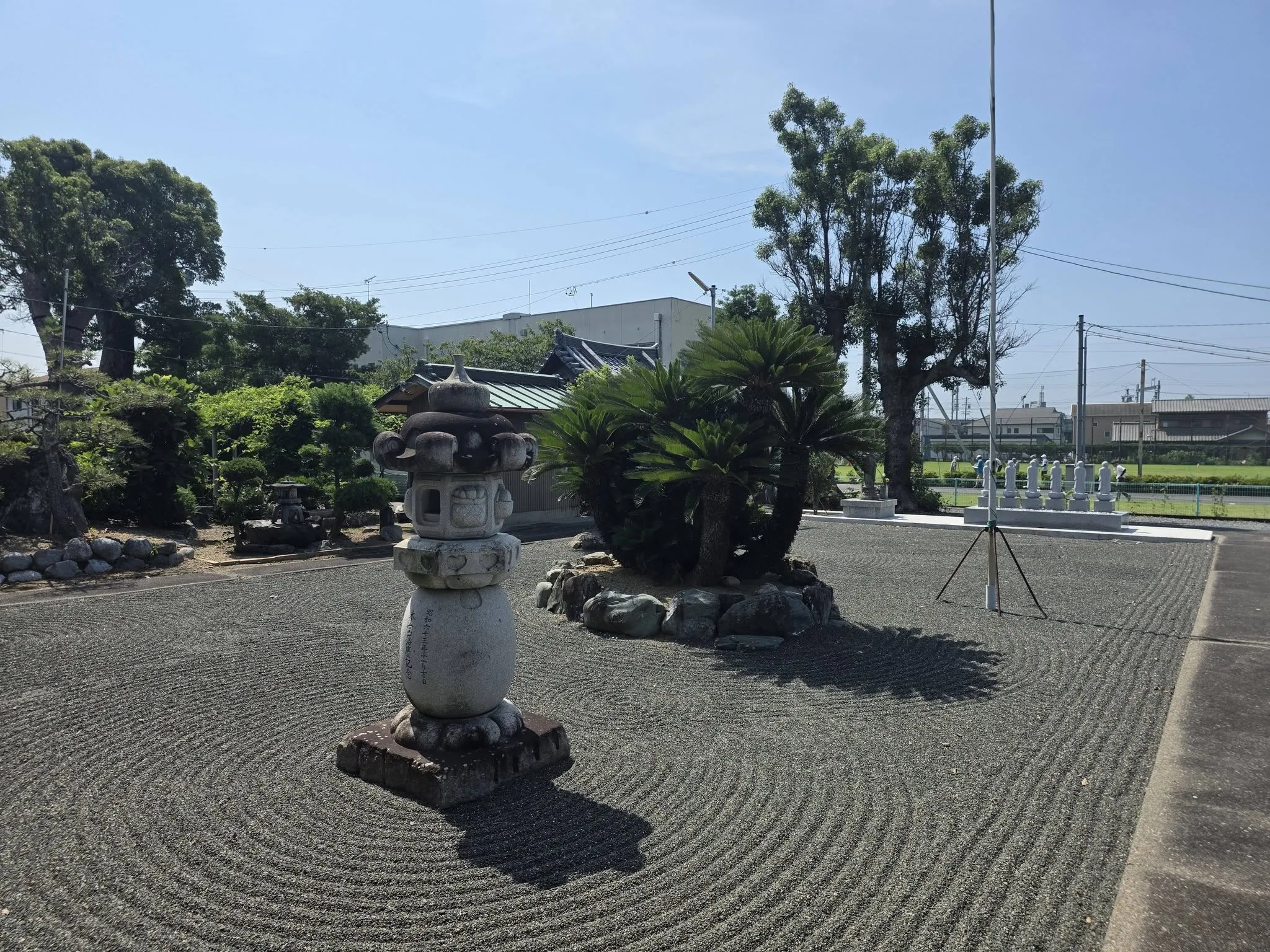 林宝院の石灯籠と境内