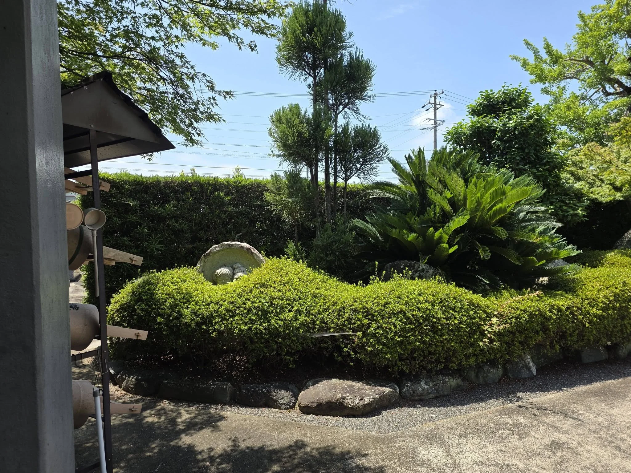 龍法院境内の庭園と石造物