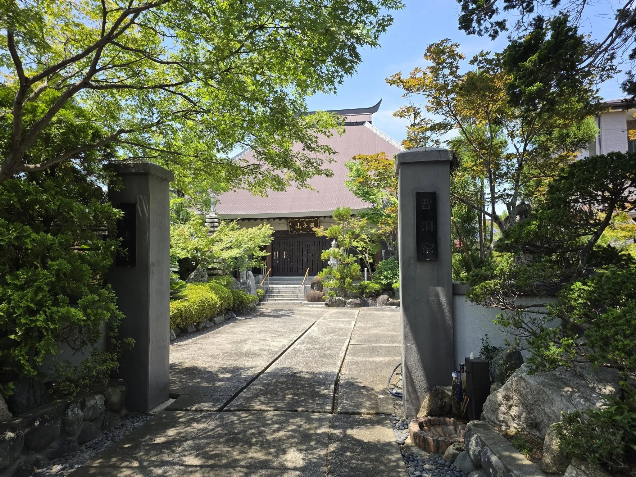 龍法院の入口から本堂へ向かう参道