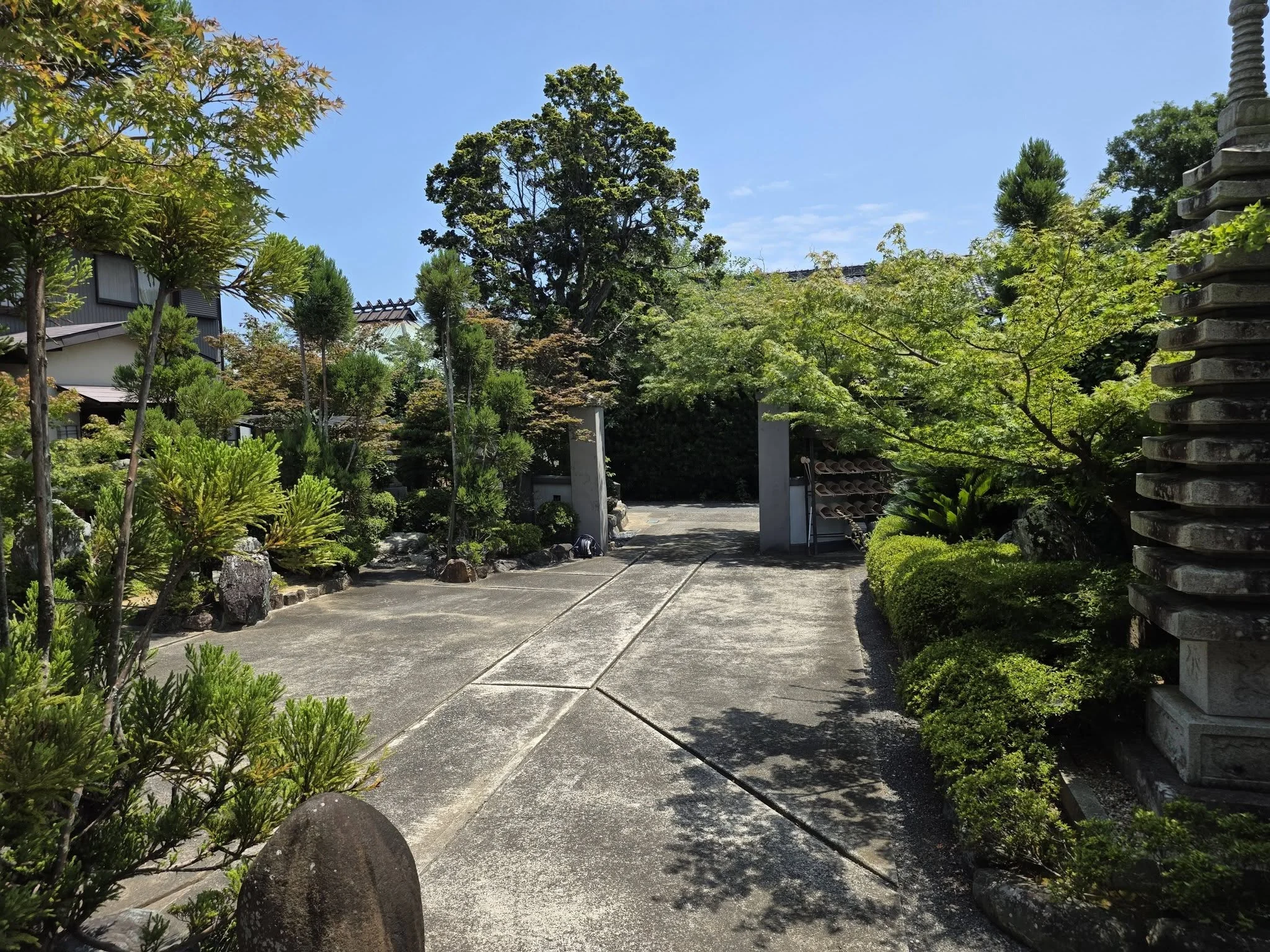 龍法院境内から見た参道
