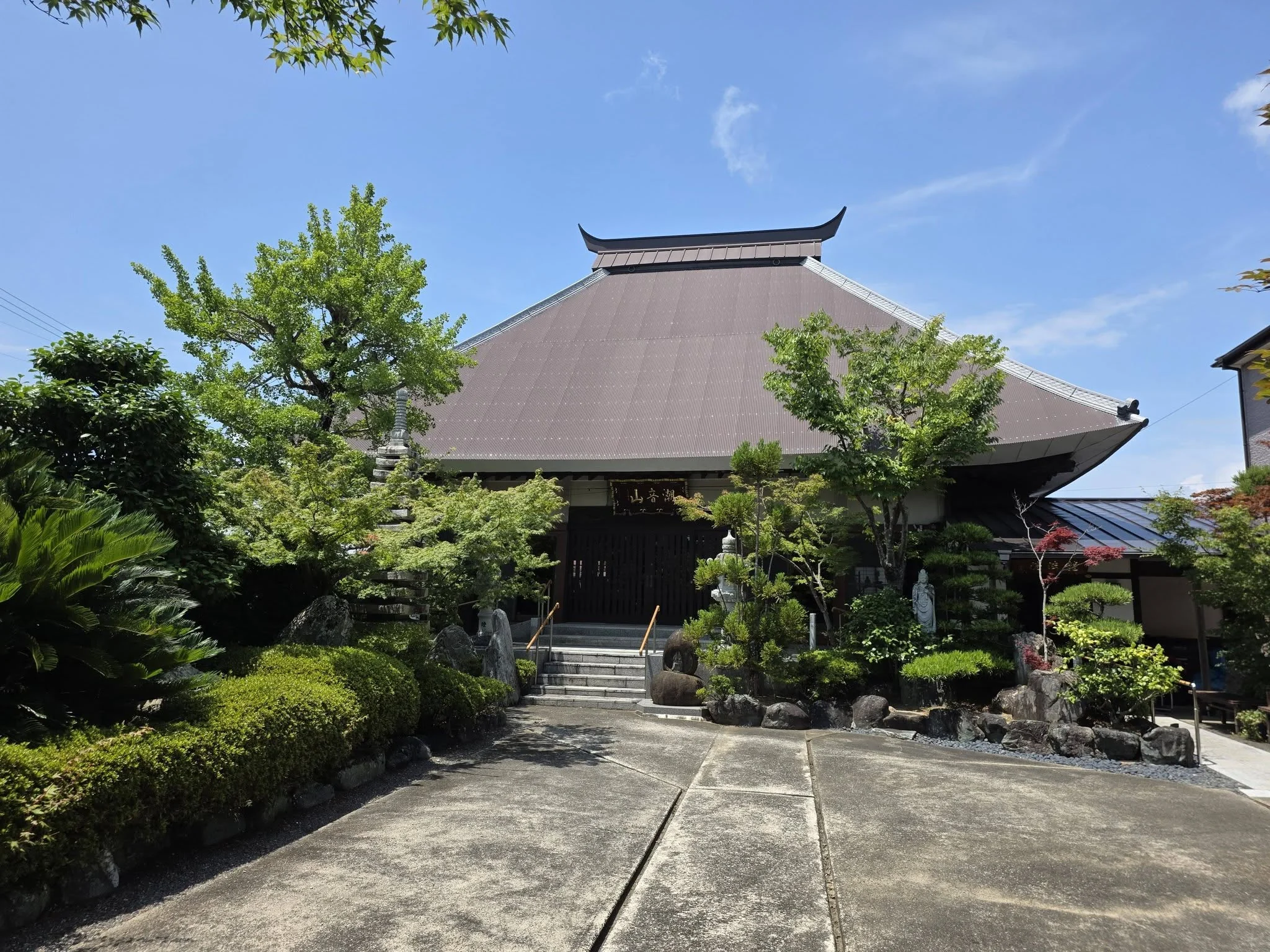 龍法院の本堂と参道
