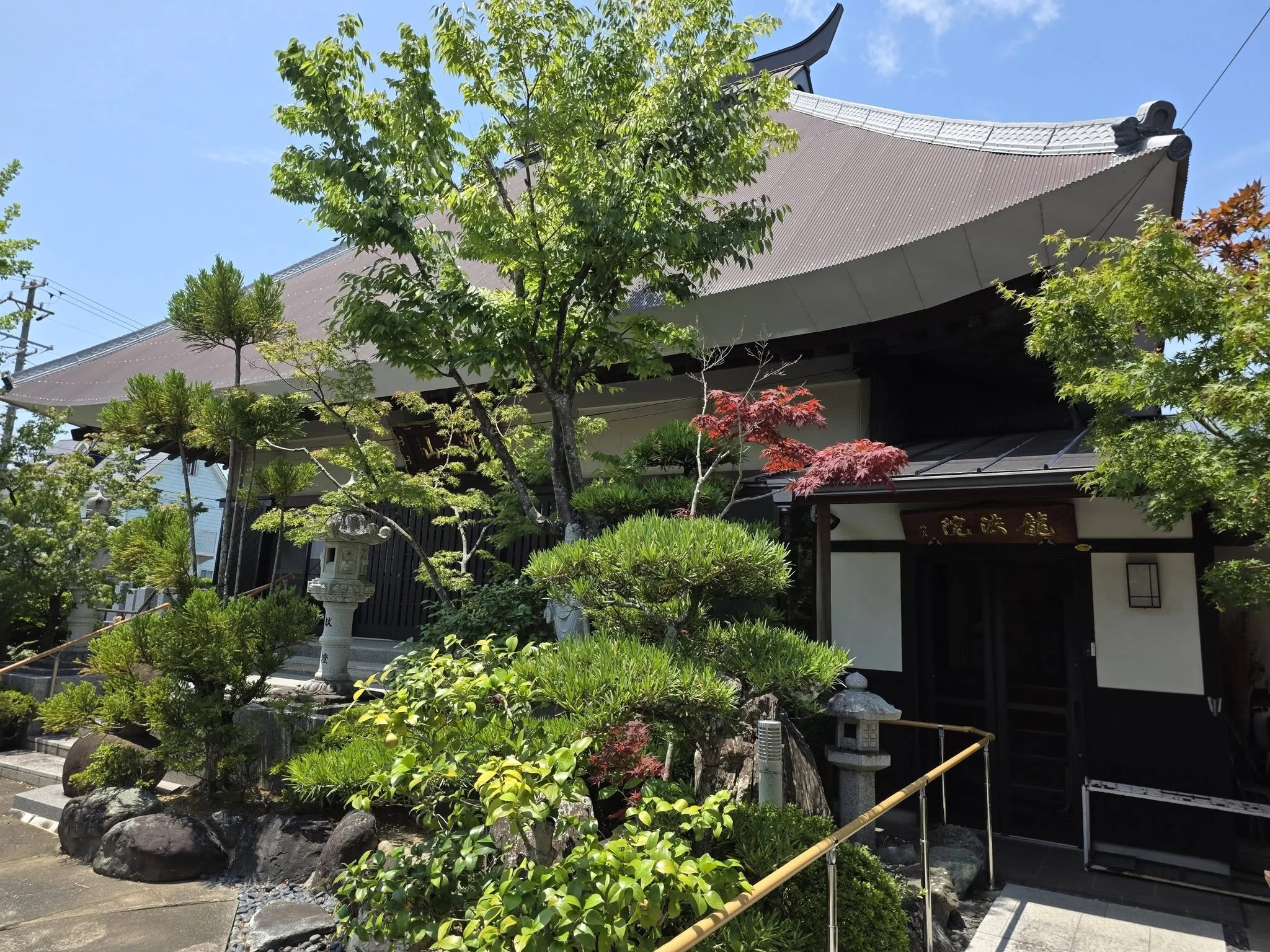 龍法院本堂の入口側