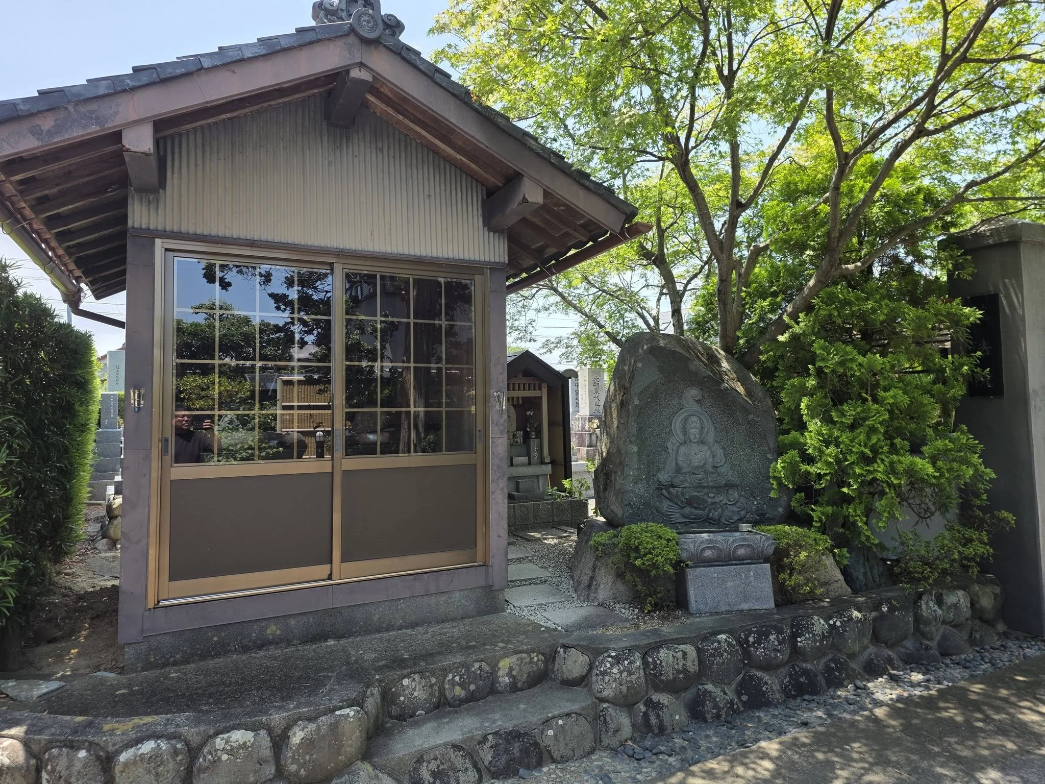 龍法院境内の小堂と石造浮彫