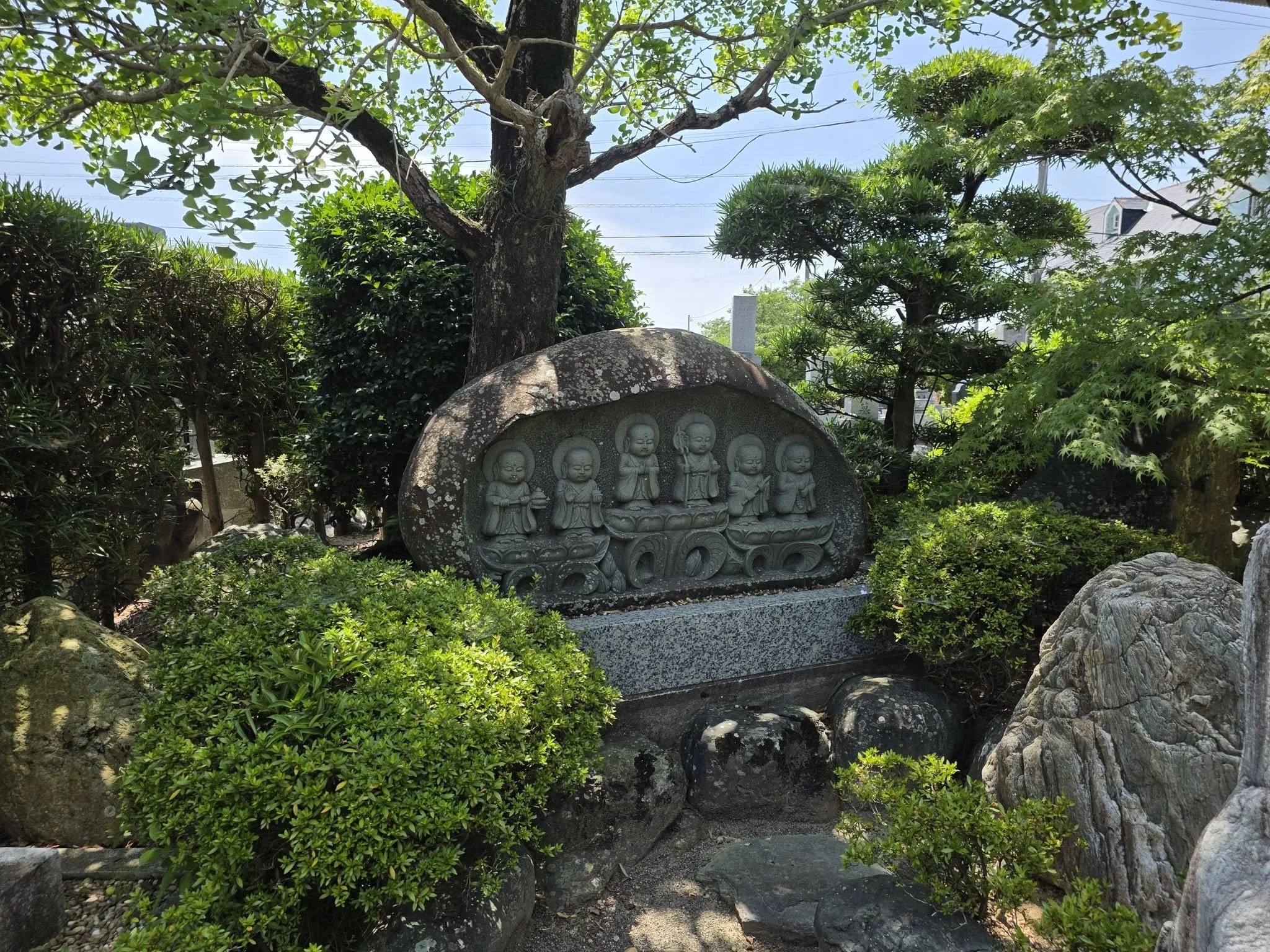 龍法院境内の石碑